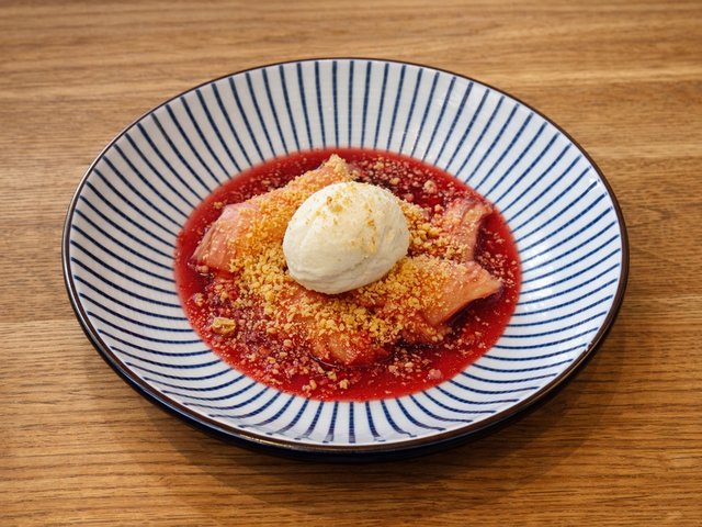 Les Saisons Ananas en carpaccio, glace coco, sirop hibiscus & baies roses — Pineapple carpaccio, coconut ice cream, hibiscus & pink pepper syrup