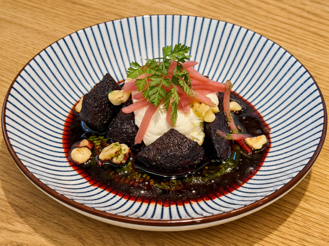 Les Saisons Betterave rôtie au café, yaourt grec, noisettes torréfiées Coffee‑roasted beetroot, Greek yoghurt, toasted hazelnuts