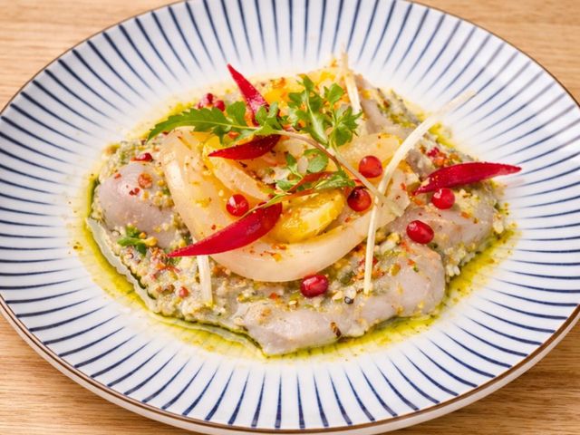 Les Saisons Carpaccio de bar, leche de tigre, fenouil croquant, kumquats confits Sea bass carpaccio, leche de tigre, crunchy fennel, candied kumquats.jpg