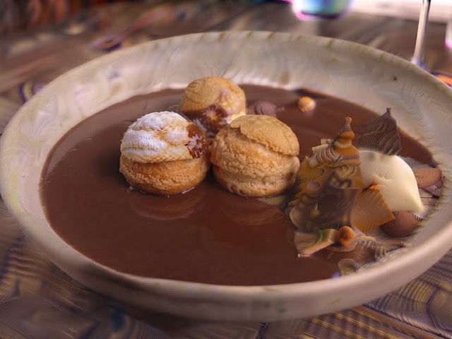 Les Saisons Choux vanille et praliné — Sauce tiède chocolat-miel - Nougatine aux noisettes