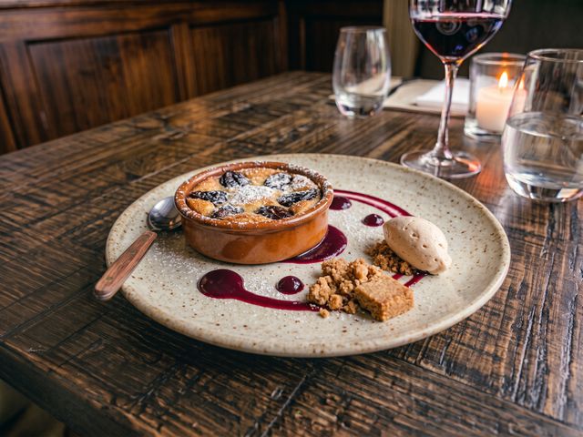 Les Saisons Clafoutis aux pruneaux — Crème de marrons légère - Gel de cassis - Sablé au sarrasin