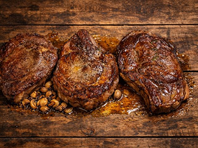 Les Saisons Côte de bœuf pour deux, frites tournées au couteau, sauce béarnaise Rib of beef for two, hand‑cut fries and Béarnaise sauce