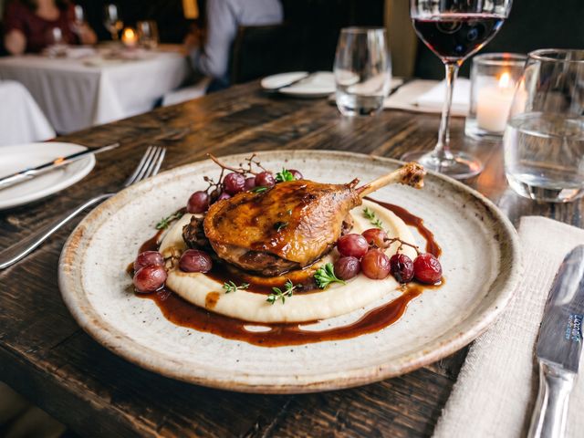 Les Saisons Cuisse de canard confite — Purée de haricots blancs - Raisins rôtis - Glace de viande au vin rouge