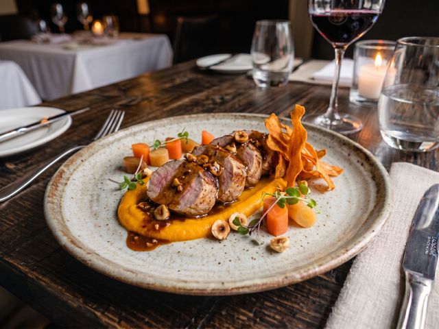 Les Saisons Filet mignon de porc — Carottes en 3 textures - Jus au café et noisettes