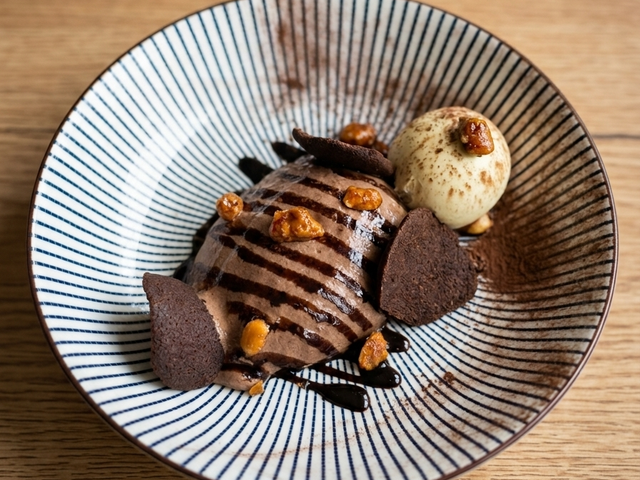 Les Saisons Ganache montée chocolat noir, réduction balsamique, glace vanille, tuile cacao — Dark‑chocolate whipped ganache, balsamic reduction, vanilla ice cream, cocoa tuile