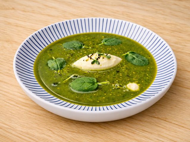 Les Saisons Gaspacho de cresson et kiwi au balsamique blanc, chèvre frais fumé Watercress and kiwi gazpacho with white balsamic, smoked fresh goat’s cheese