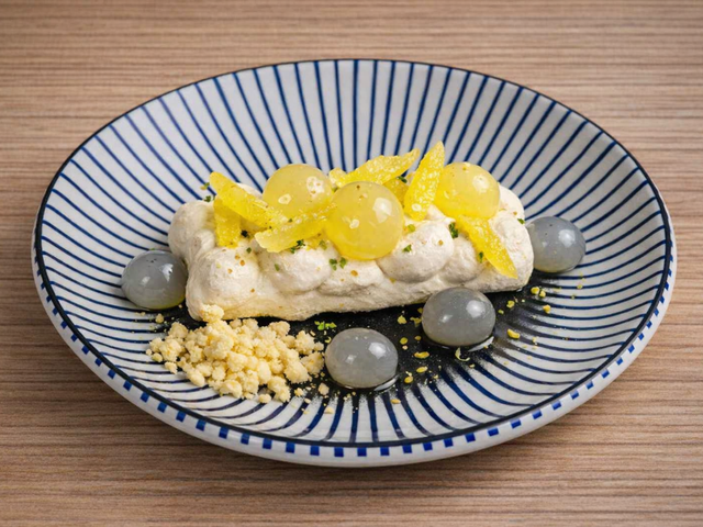 Les Saisons Meringue croquante citron‑anis, sorbet citron vert Crispy lemon–anise meringue, lime sorbet