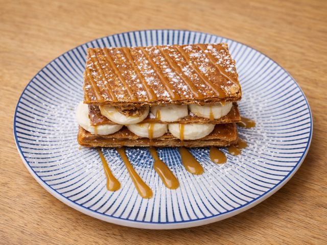 Les Saisons Millefeuille vanille‑cardamome, noix de pécan caramélisées, caramel d'érable fumé Vanilla–cardamom millefeuille, caramelised pecans, smoked maple caramel