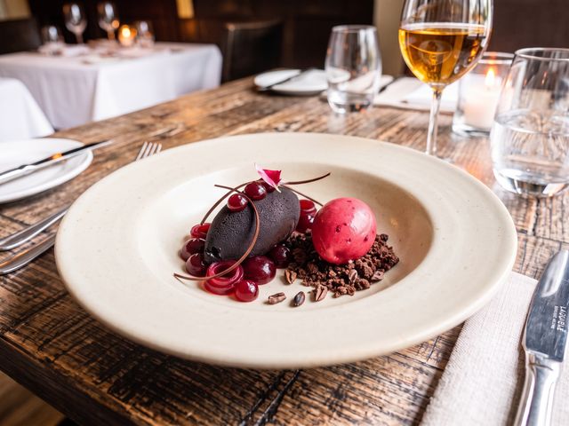 Les Saisons Mousse au chocolat noir — Gel à l'hibiscus - Granité grenade - Crumble cacao