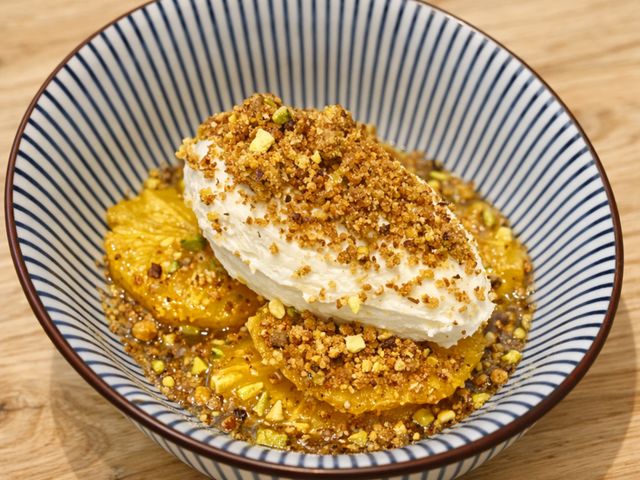 Les Saisons Orange confite, crème mascarpone au miel, crumble pistache Candied orange, honey mascarpone cream, pistachio crumble.png