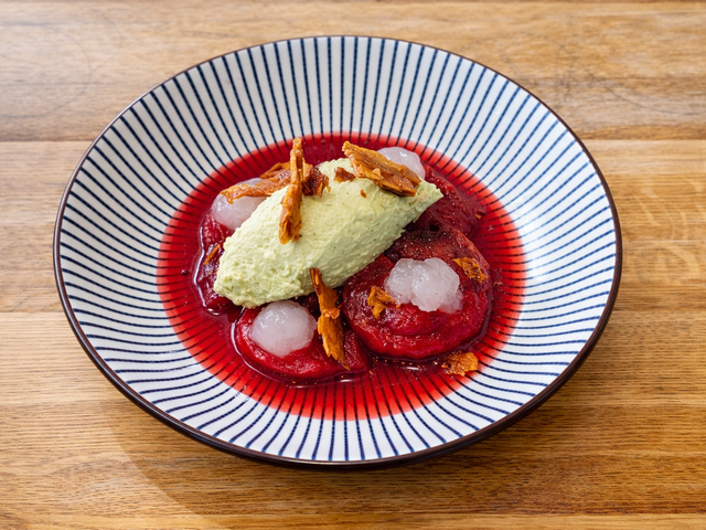 Les Saisons Prunes pochées, crème matcha, shiso, tuile croustillante — Poached plums, matcha cream, shiso, crispy tuile