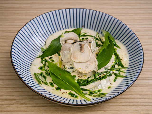 Les Saisons Ravioles aux champignons, ricotta à l'estragon, crème de parmesan, pesto d'ail des ours Mushroom ravioli, tarragon ricotta, parmesan cream, wild garlic pesto