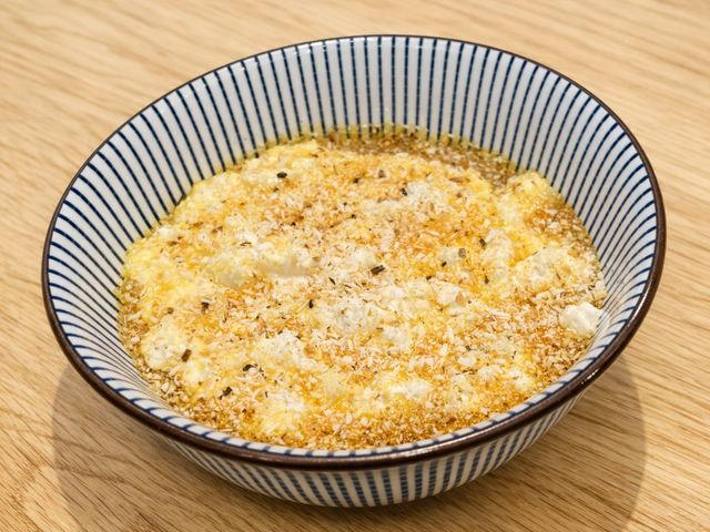 Les Saisons Riz au lait coco, mangue rôtie, coulis passion Coconut rice pudding, roasted mango, passion fruit coulis